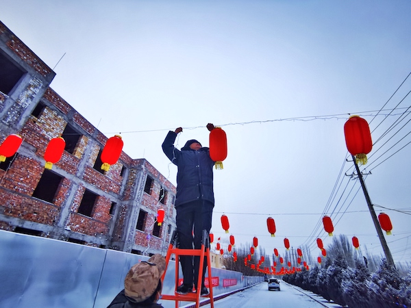 图为民警正在固定彩灯线路.jpg