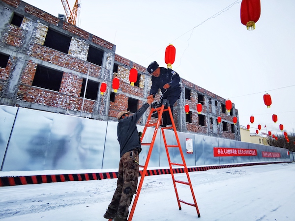 图为彩灯师傅正在给民警递胶带.jpg