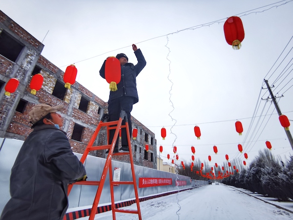 图为民警正在挂灯笼.jpg