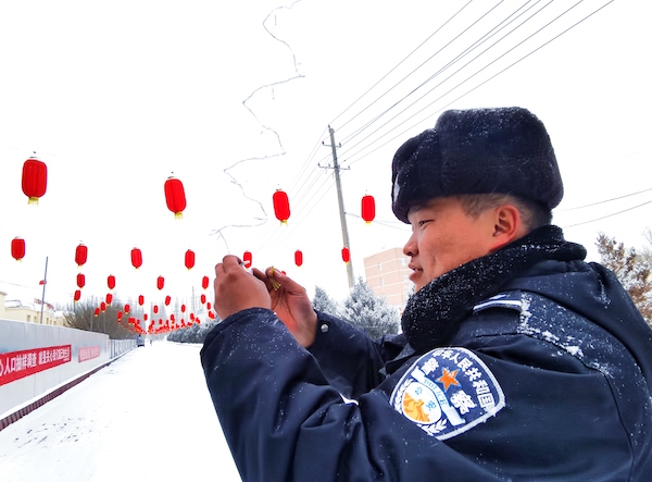图为民警正在粘贴彩灯.jpg