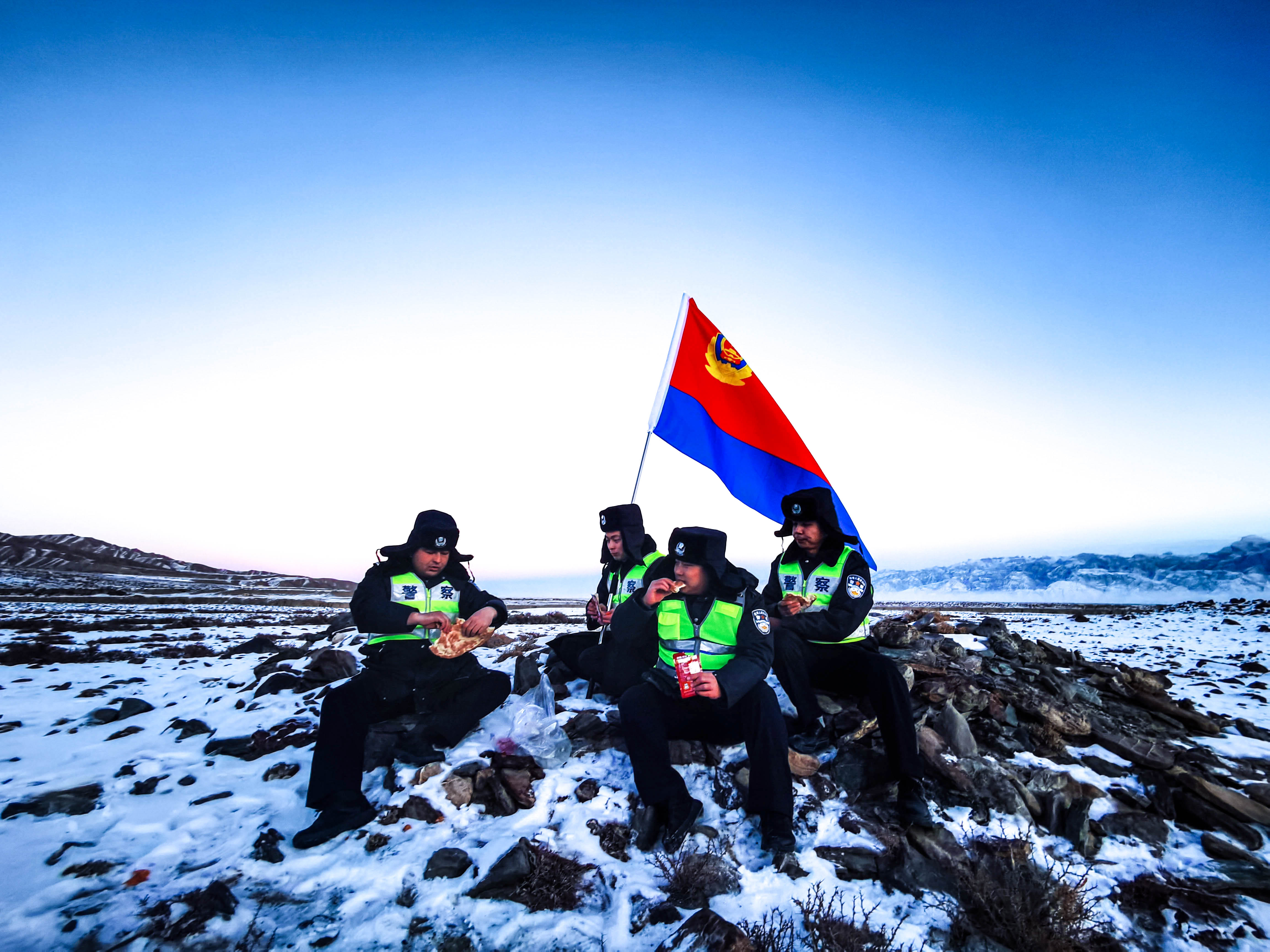图为民警中途休息时已馕充饥2.jpg
