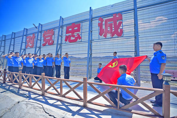 图一:参加主题党日活动民警在派出所“忠诚墙”下重温入党誓词。.jpg