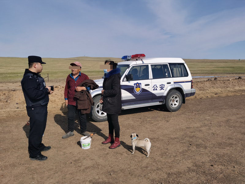 图为民警向群众讲解边境政策法规.jpg