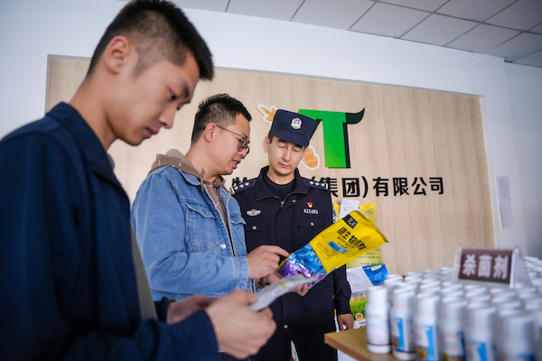 图为民警对农资销售点进行检查。拍摄:张家鸣.jpg
